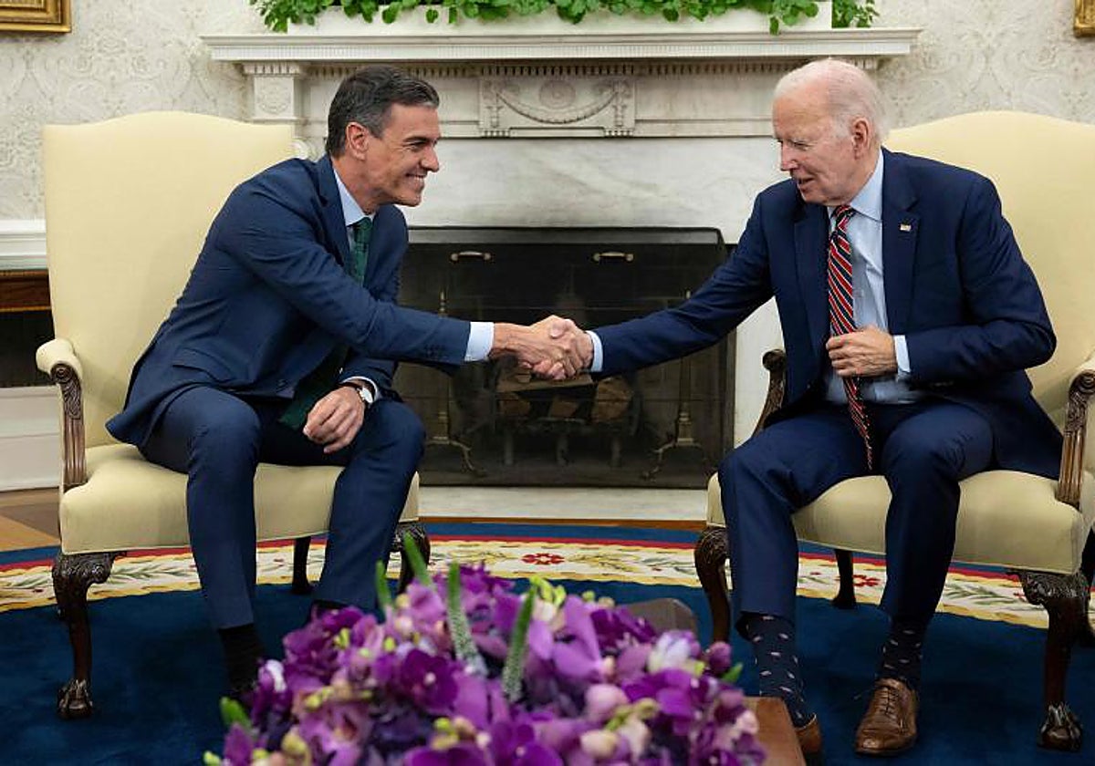 El presidente del Gobierno español, Pedro Sánchez, estrecha la mano al líder de EE.UU., Joe Biden, en la Casa Blanca