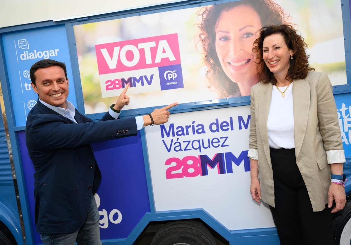 El presidente del PP de Almería, Javier A. García, junto a la alcaldesa y candidata, María del Mar Vázquez.