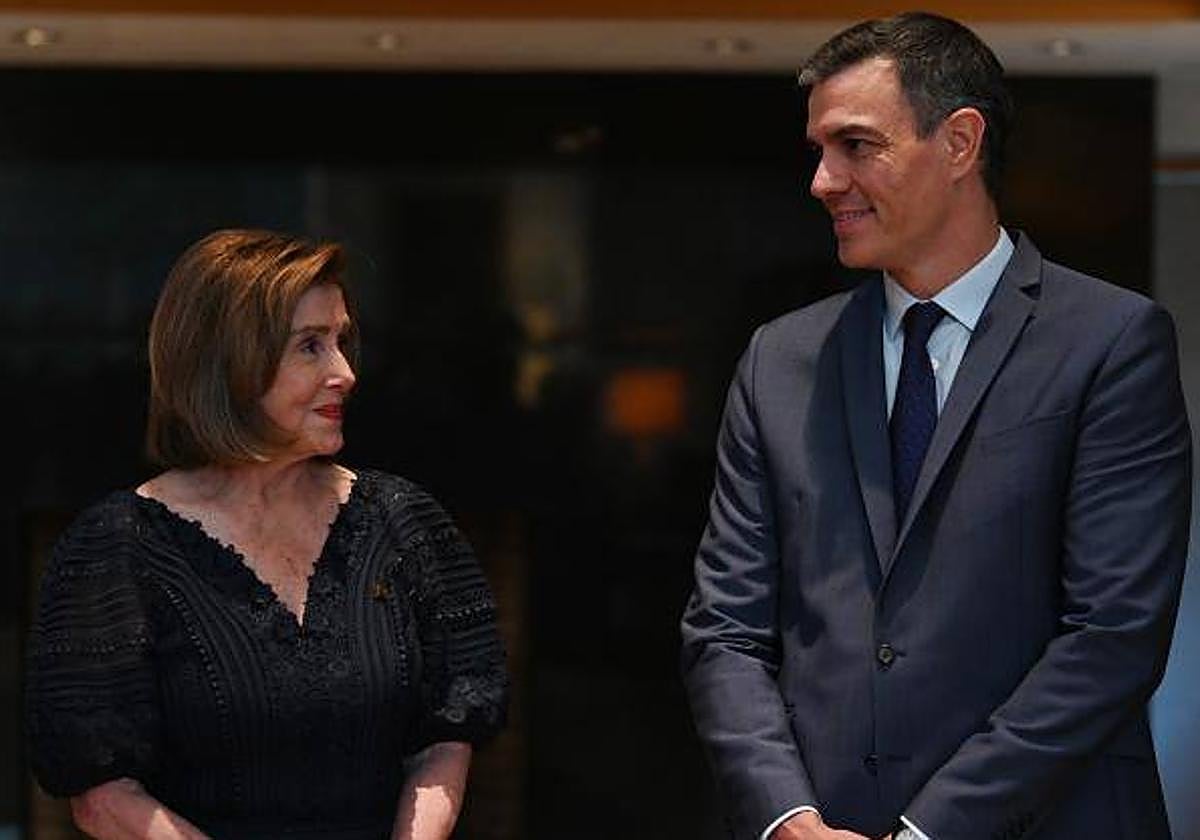 la expresidenta de la Cámara de Representantes de Estados Unidos, Nancy Pelosi, y el presidente del Gobierno, Pedro Sánchez
