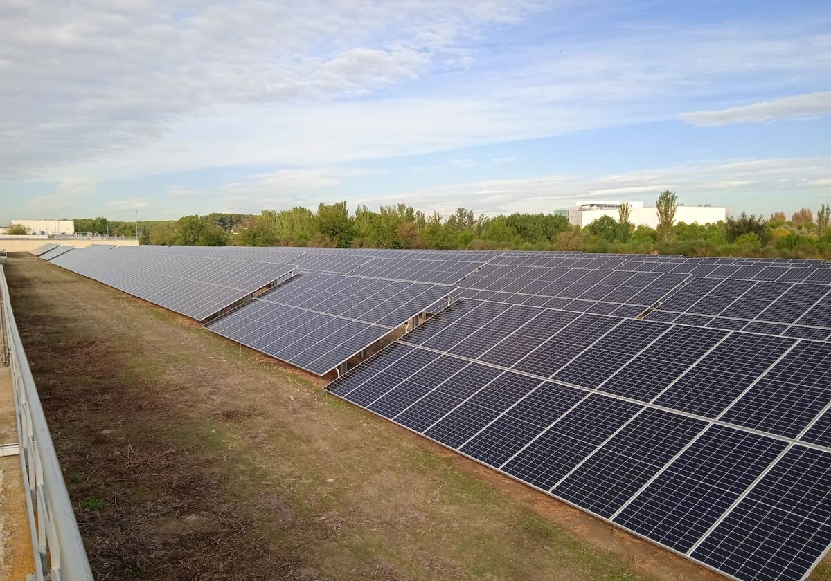 Placas fotovoltaicas en instalaciones del Canal de Isabel II