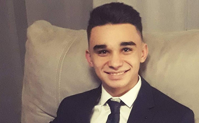 Imagen principal - Tres jóvenes más que aspiran a tomar las riendas del ayuntamiento: arriba, Samuel Sordo, el más joven, que con 18 años se presenta por el PP en Poza de la Vega (Palencia). Ignacio Monforte (27 años) lo hará con Podemos en Fuentecantos, Soria; y Raúl San Román, que posa ante el ayuntamiento de Nueva Villa de las Torres, intentará ganarse el bastón de mando del municipio vallisoletano con Vox