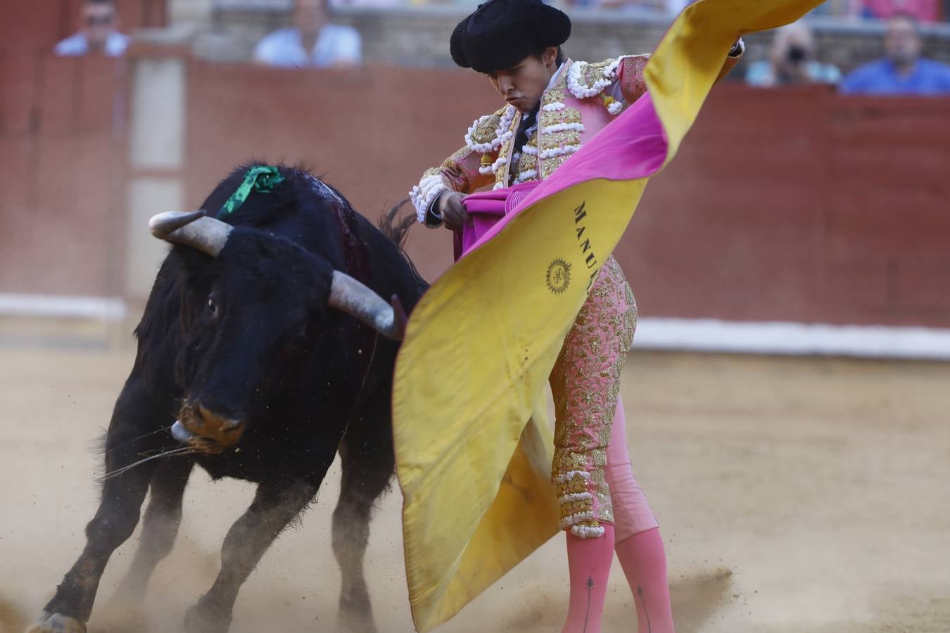 El triunfo de Manuel Román en su debú en la plaza de toros de Córdoba, en imágenes