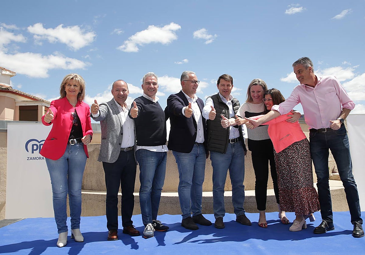 El coordinador general del Partido Popular, Elías Bendodo y el presidente del PP de Castilla y León, Alfonso Fernández Mañueco, participan en un mitin, junto con el presidente del PP de Zamora, José María Barrios, y el candidato a la Alcaldía de Zamora, Jesús María Prada