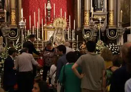En imágenes, el besamanos extraordinario de la Virgen de los Dolores de Córdoba