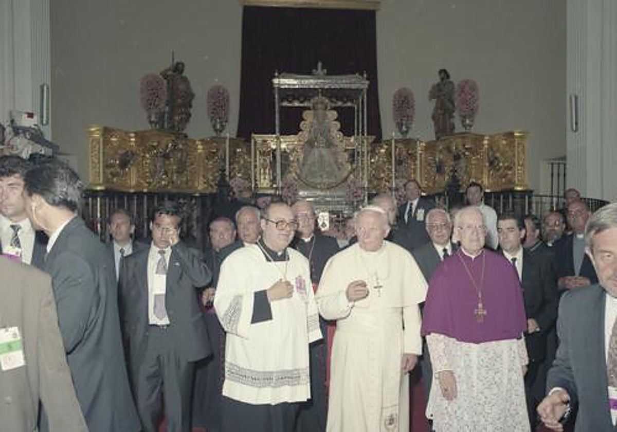 Juan Pablo II ante la Virgen del Rocío