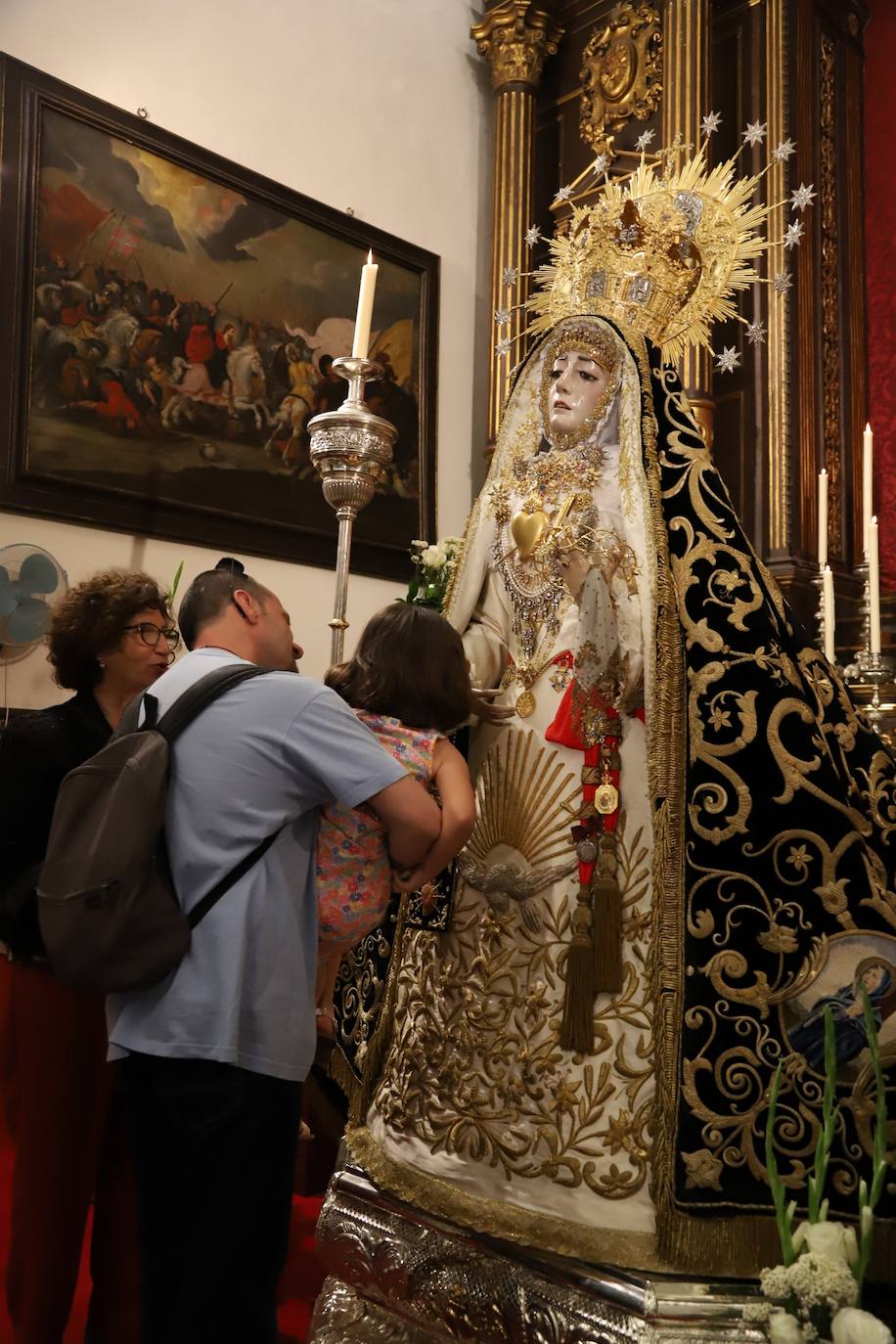 En imágenes, el besamanos extraordinario de la Virgen de los Dolores de Córdoba