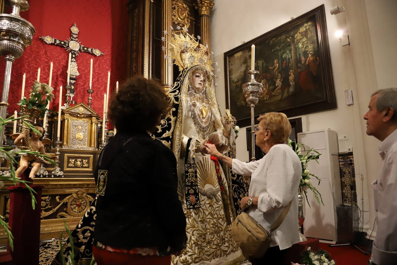 En imágenes, el besamanos extraordinario de la Virgen de los Dolores de Córdoba