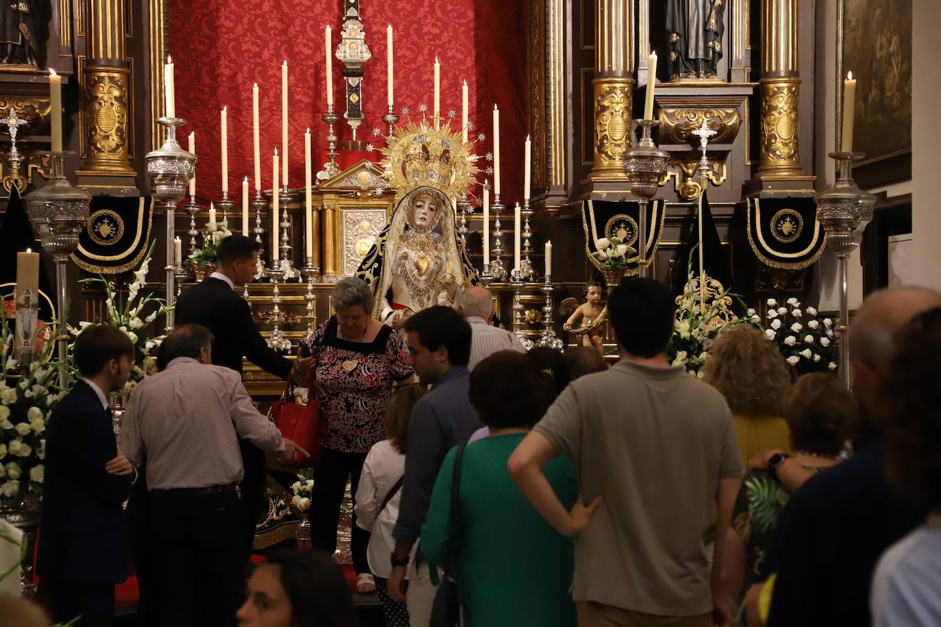 En imágenes, el besamanos extraordinario de la Virgen de los Dolores de Córdoba