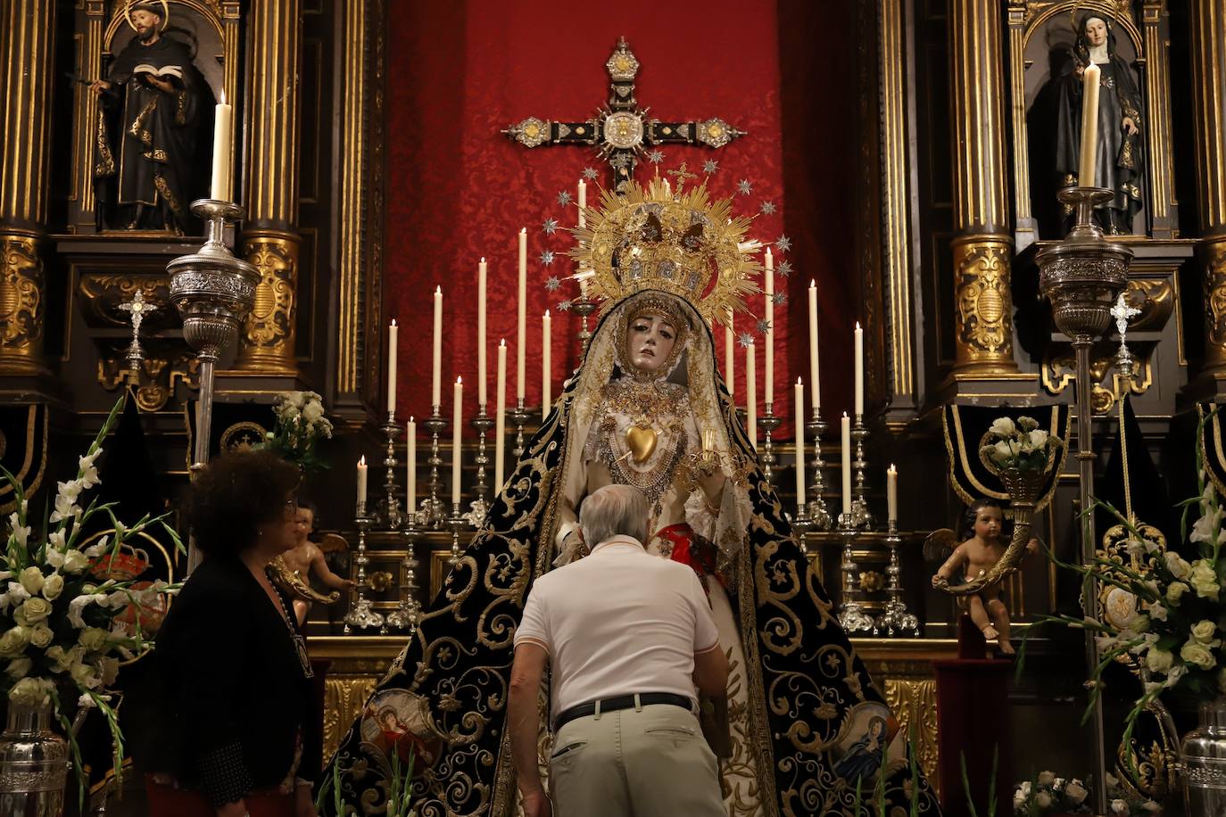 En imágenes, el besamanos extraordinario de la Virgen de los Dolores de Córdoba