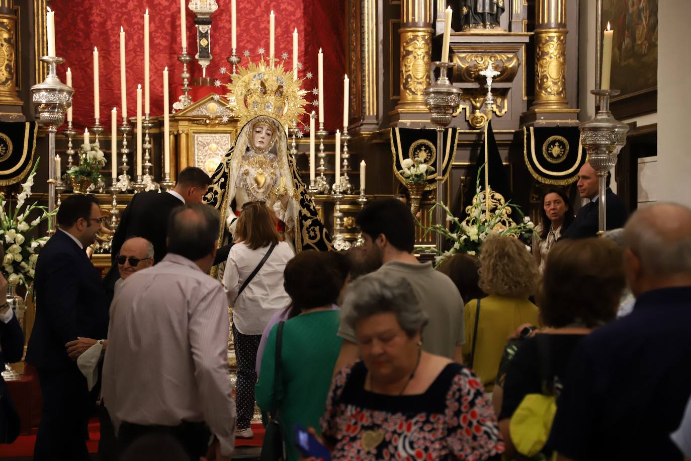 En imágenes, el besamanos extraordinario de la Virgen de los Dolores de Córdoba
