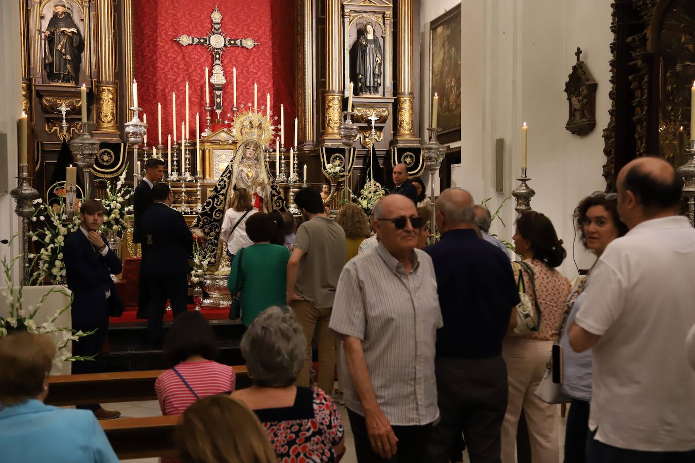 En imágenes, el besamanos extraordinario de la Virgen de los Dolores de Córdoba