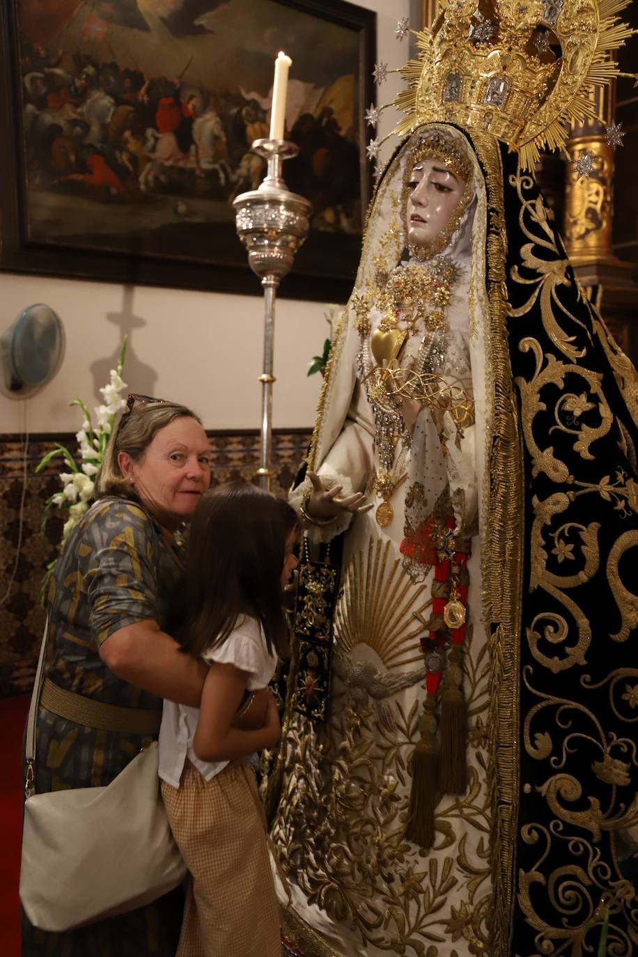 En imágenes, el besamanos extraordinario de la Virgen de los Dolores de Córdoba
