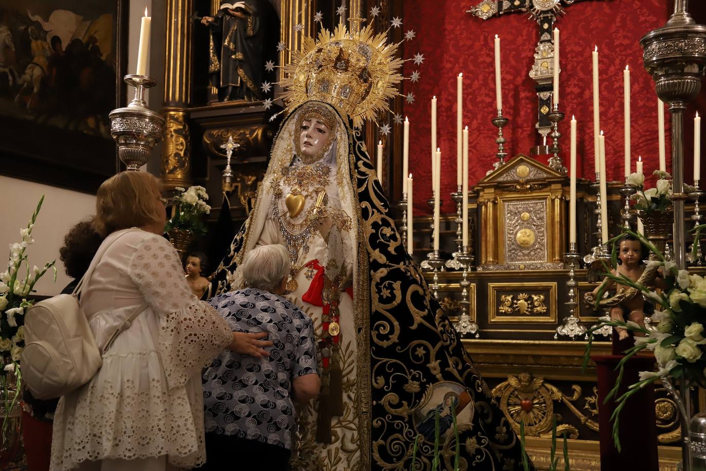 En imágenes, el besamanos extraordinario de la Virgen de los Dolores de Córdoba