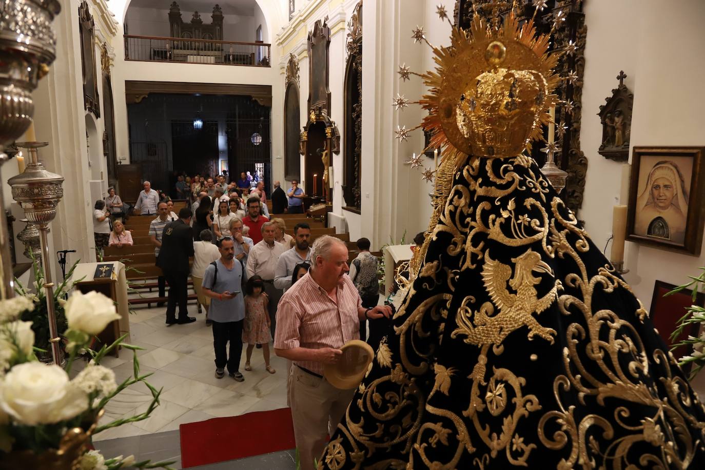 En imágenes, el besamanos extraordinario de la Virgen de los Dolores de Córdoba