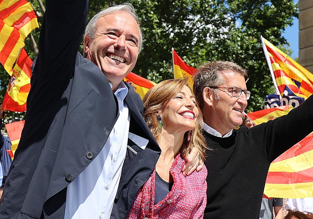 El presidente del PP, Alberto Núñez Feijóo, junto a los canditados a Zaragoza, Natalica Chueca, y Aragón, Jorge Azcón