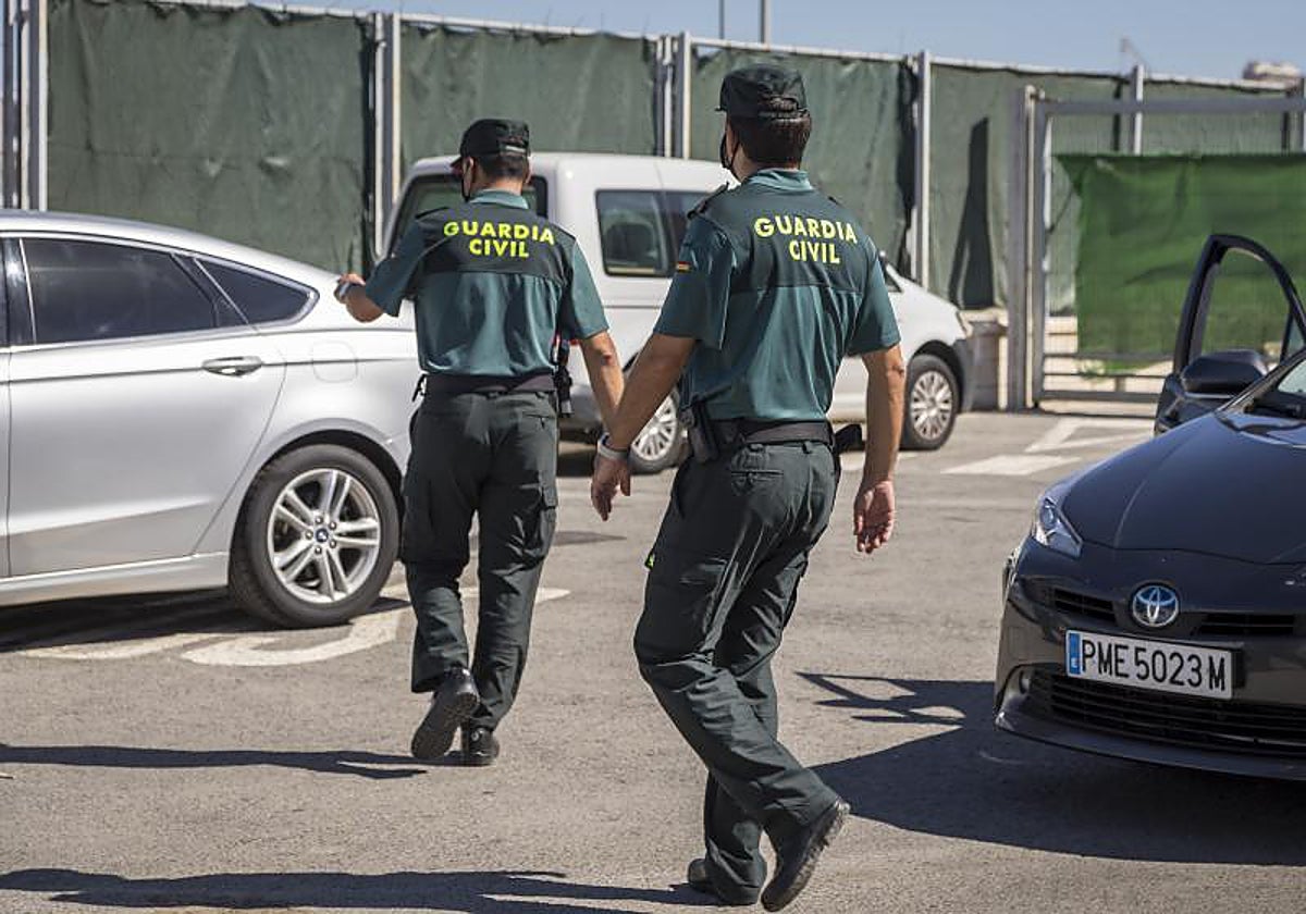 Imagen de archivo de dos agentes de la Guardia Civil en Alicante