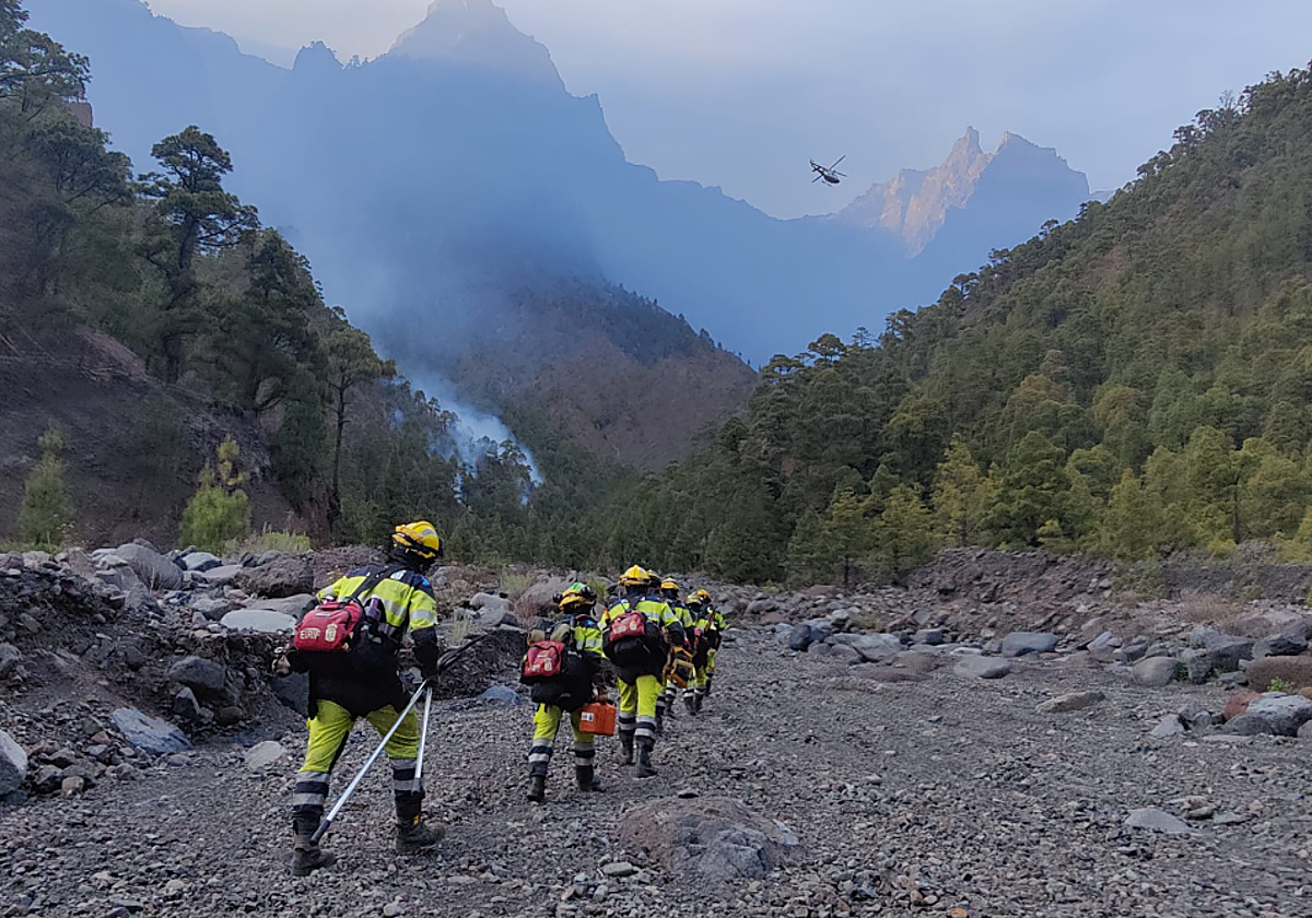 Efectivos entra do en la zona del incendio de la Caldera de Taburiente