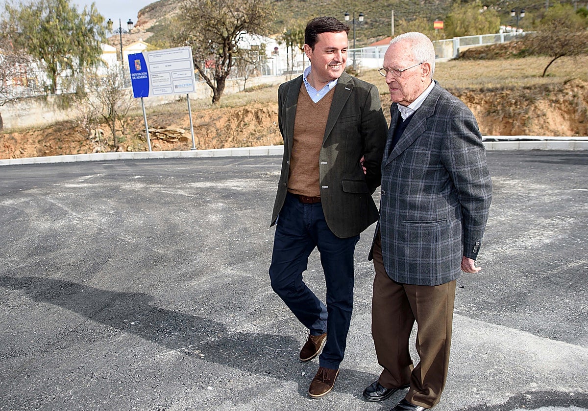 El presidente del PP de Almería, Javier Aureliano García, y el alcalde de Chercos, José Antonio Torres.