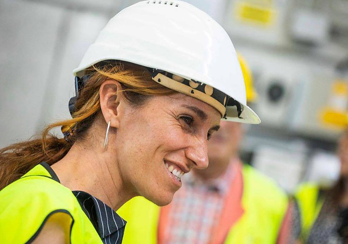 Mónica García, durante una visita de obra en un acto de precampaña