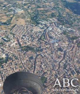 Imagen secundaria 2 - Arriba, Iznájar y su pantano; sobre estas líneas, Aguilar con su peculiar plaza octogonal y a la derecha, Priego de Córdoba