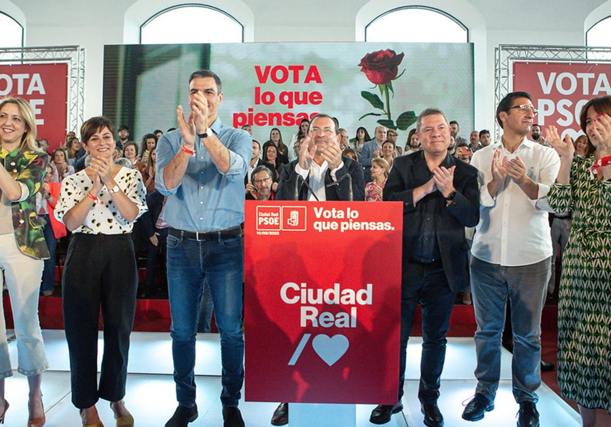 Cristina Maestre, Isabel Rodríguez, Pedro Sánchez, Adolfo Muñiz, Emiliano García-Page, José Manuel Caballero y Blanca Fernández, en Puertollano