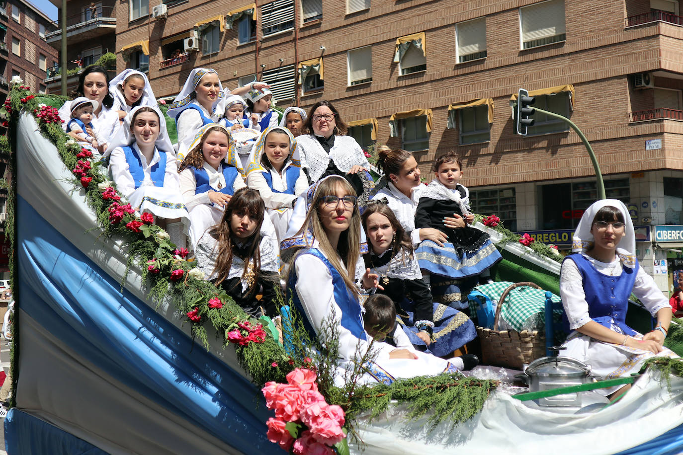 Brillante desfile de carrozas para cerrar las fiestas de San Isidro en Talavera