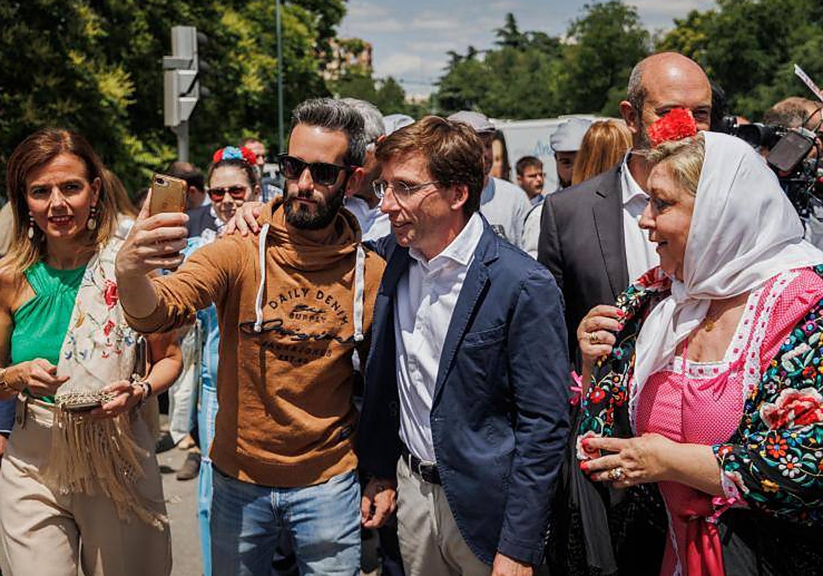 Almeida se dio un baño de masas en la pradera de San Isidro