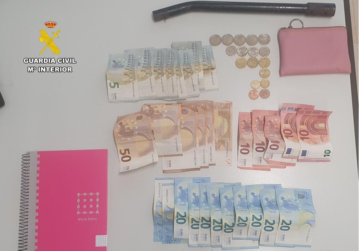 Dinero y el objeto contundente intervenidos a la pareja de extorsionadores