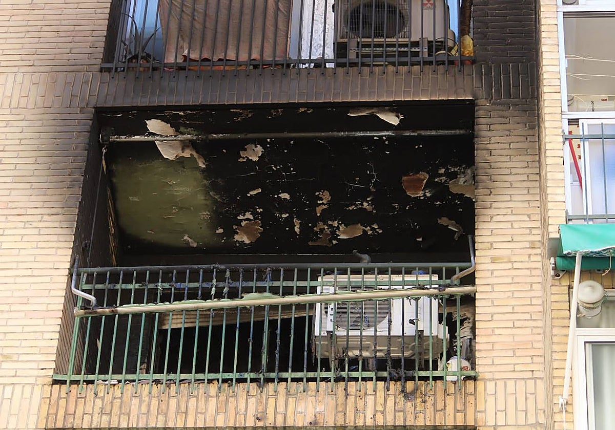 Imagen de la vivienda quemada tras la explosión