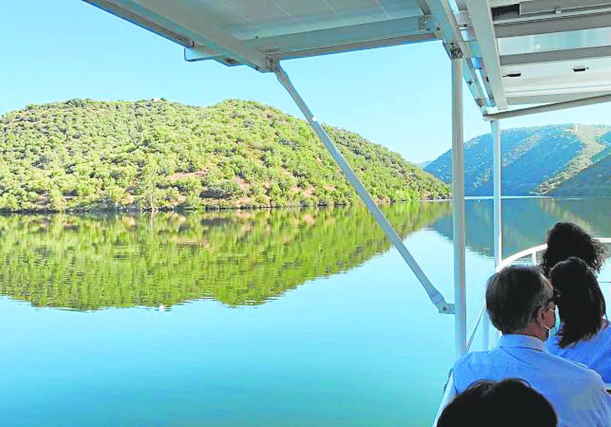 Paseo en barco solar por el Bembézar, otro atractivo más de Hornachuelos