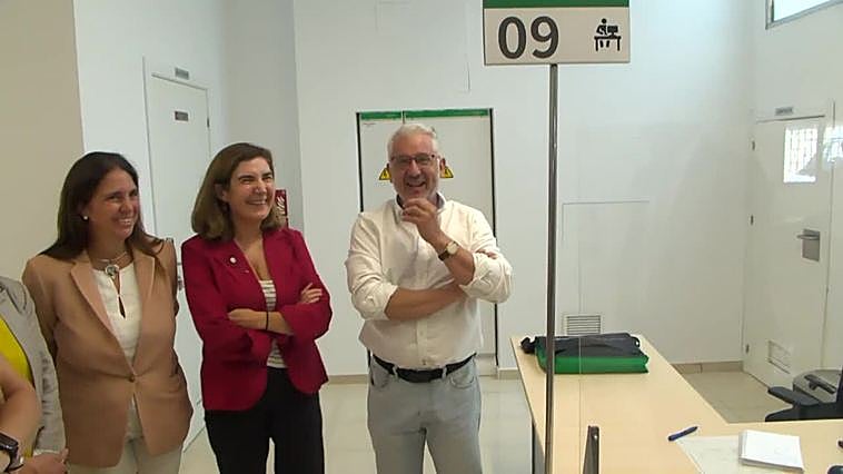 Rocío Blanco visita la oficina del SAE en Priego de Córdoba