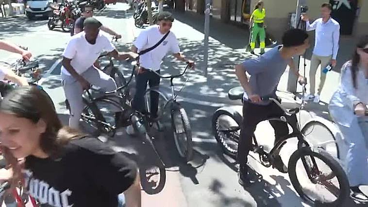 El semáforo caótico que trae de cabeza a los ciclistas en Barcelona