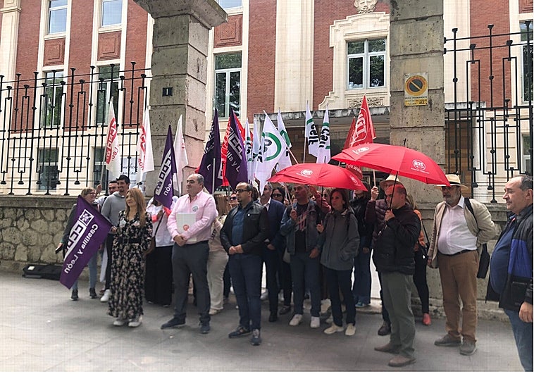 Los sindicatos piden la firma del consejero en el acuerdo y mantienen ...