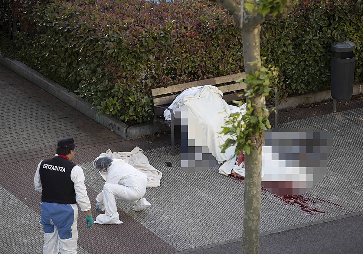 Agentes de la Ertzaintza recogen evidencias en el lugar del crimen