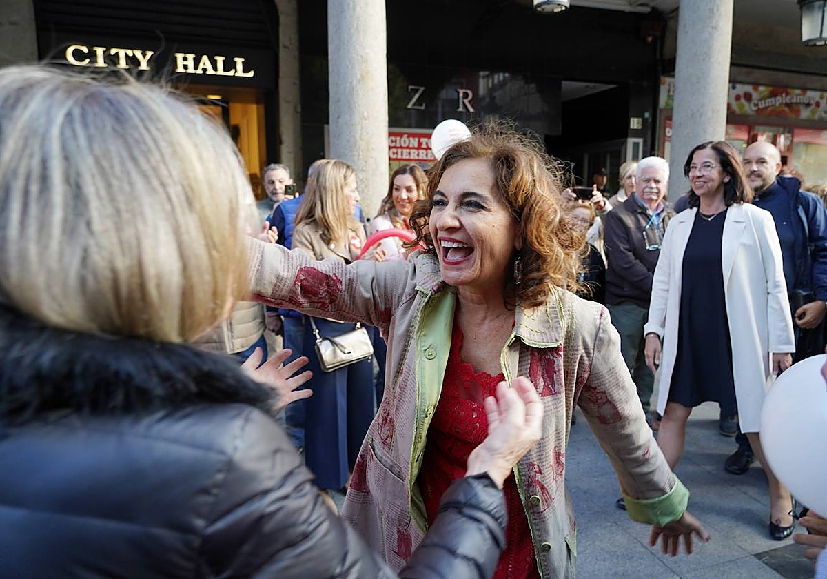 La ministra de Hacienda y Función Pública, María Jesús Montero, y el alcalde de Valladolid, Óscar Puente, visitan la caseta electoral del PSOE en Valladolid