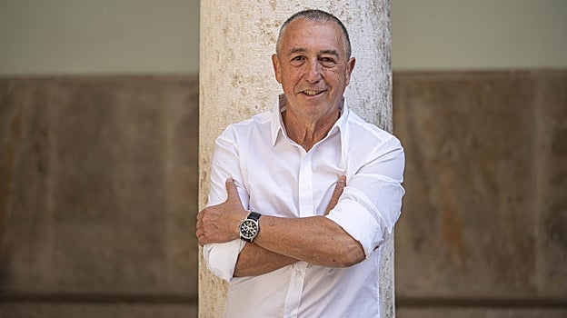 Joan Baldoví posa para ABC en el claustro de La Nau de la Universidad de Valencia