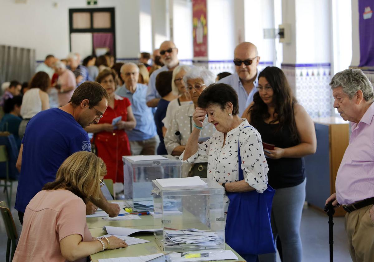 Varias personas, votando en las municipales de 2019 en el colegio Cólón de Córdoba