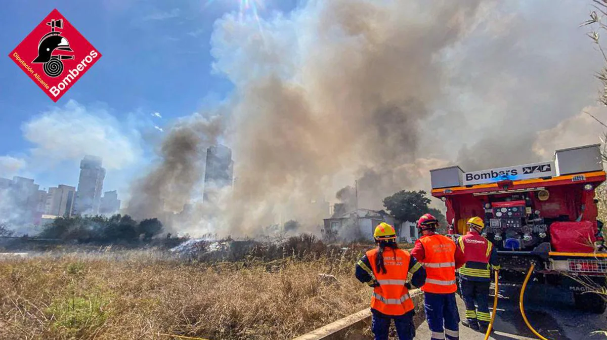 Bomberos en tareas de extinción del incendio declarado este martes en Benidorm