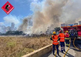 Las imágenes de los rascacielos de Benidorm tapados por la humareda de un incendio