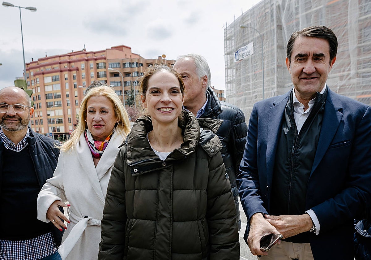 El consejero de Medio Ambiente, Vivienda y Ordenación del Territorio, Juan Carlos Suárez-Quiñones, visita Soria junto a la candidata en la capital, Belén Izquierdo