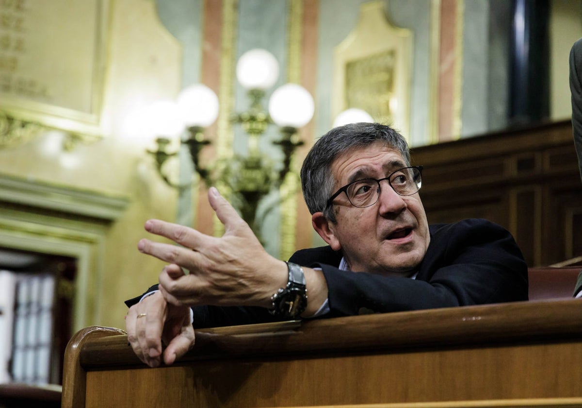 El portavoz del PSOE en el Congreso, el exlendakari Patxi López, sentado en su escaño, durante el debate