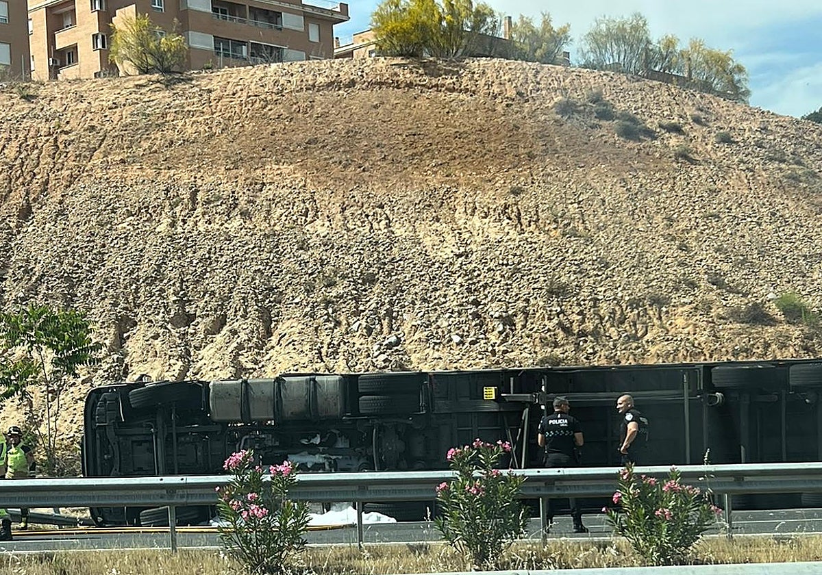 Bomberos y policías locales acudieron al accidente