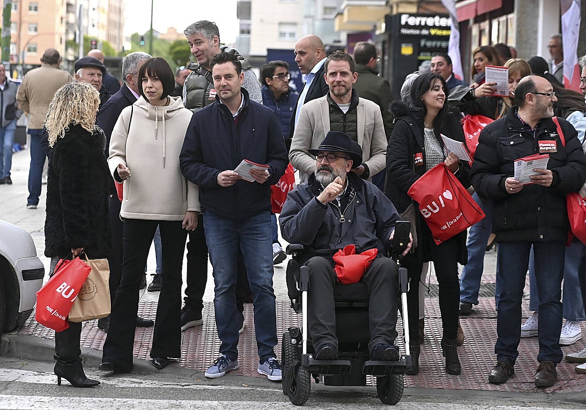 El alcalde y candidato del PSOE a la reelección, Daniel de la Rosa, acompaña a la ministra de Ciencia e Innovación, Diana Morant durante su visita al barrio de Gamonal