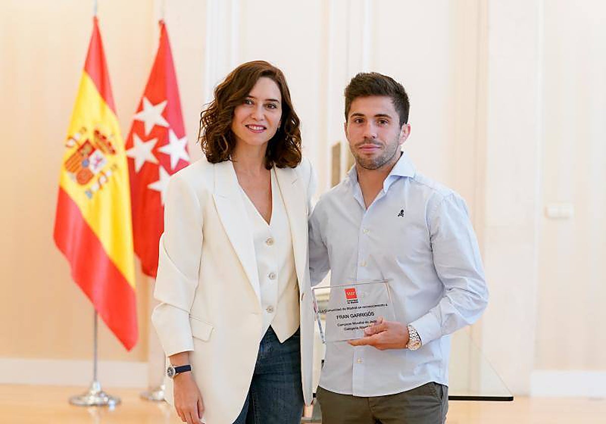 Isabel Díaz Ayuso, este miércoles con el campeón del mundo de judo, Jorge Garrigós