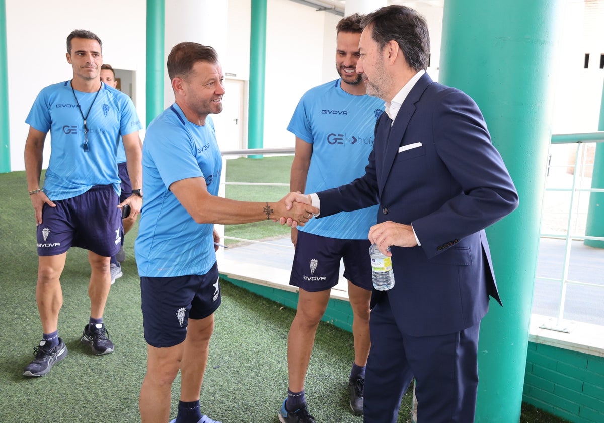 Monterrubio, junto al entrenador del Córdoba CF, este miércoles