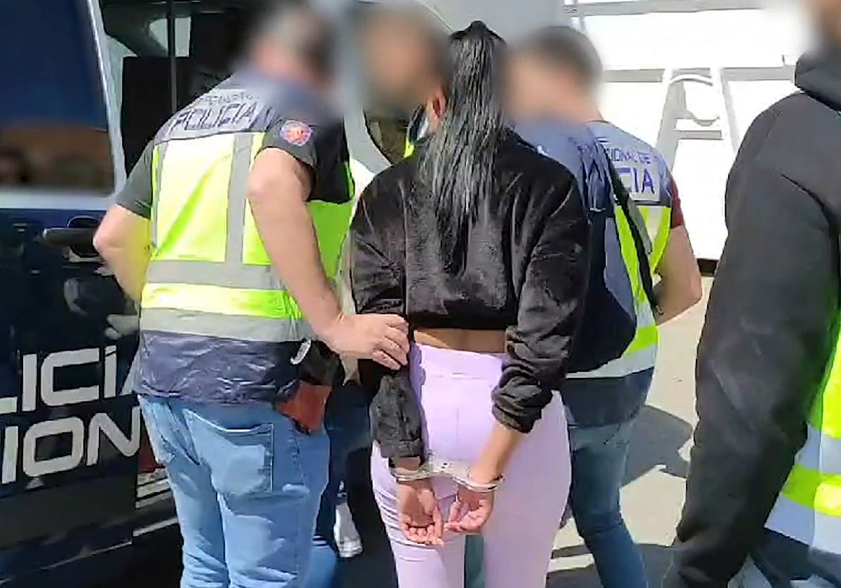 Detención de una de las implicadas en la operación policial