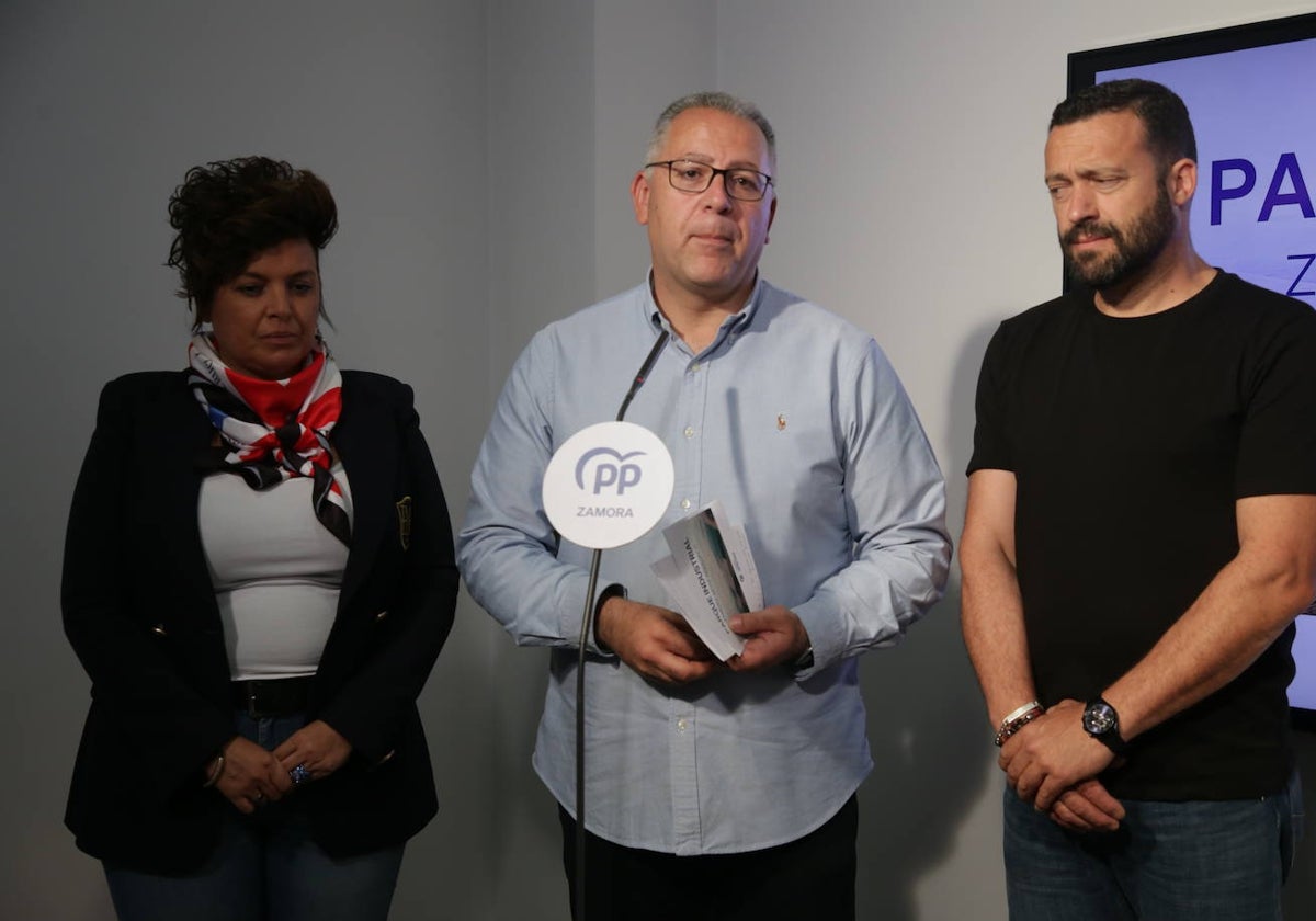 El candidato del Partido Popular a la Alcaldía de Zamora en las Elecciones Municipales, Jesús María Prada, en una reciente imagen de archivo acompañado por el candidato a la Alcaldía de Monfarracinos, Manuel Martín