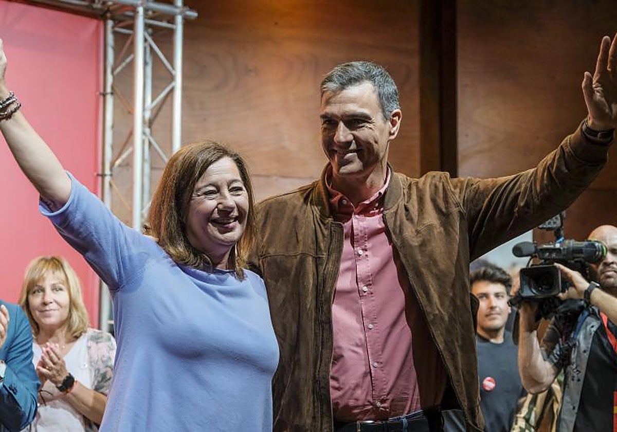 El presidente de Gobierno, Pedro Sánchez, junto a la presidenta del Govern balear y candidata, Francina Armengol, este miércoles en Ibiza
