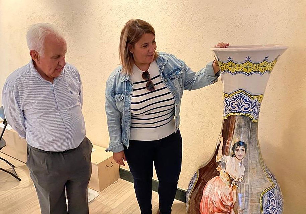 La alcaldesa Tita García junto al concejal de Promoción Cultural, Carlos Gil