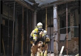Increíble actuación de los bomberos para extinguir un incendio en un edificio abandonado en el Casco